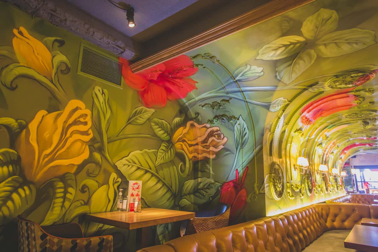 Авторски стенопис на Fine Art Factory в ресторант Happy Bar & Grill