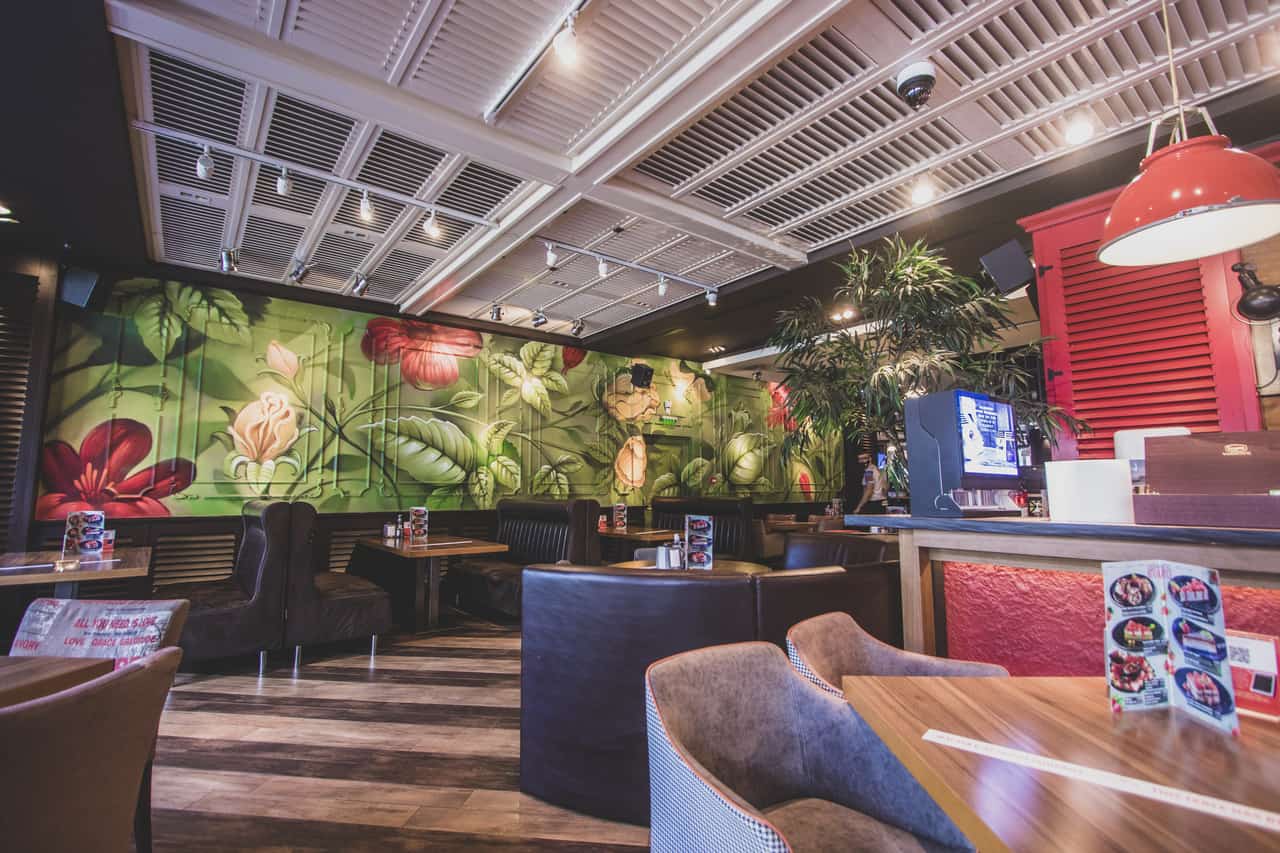 Стенопис в интериора на ресторант от веригата Happy Bar & Grill