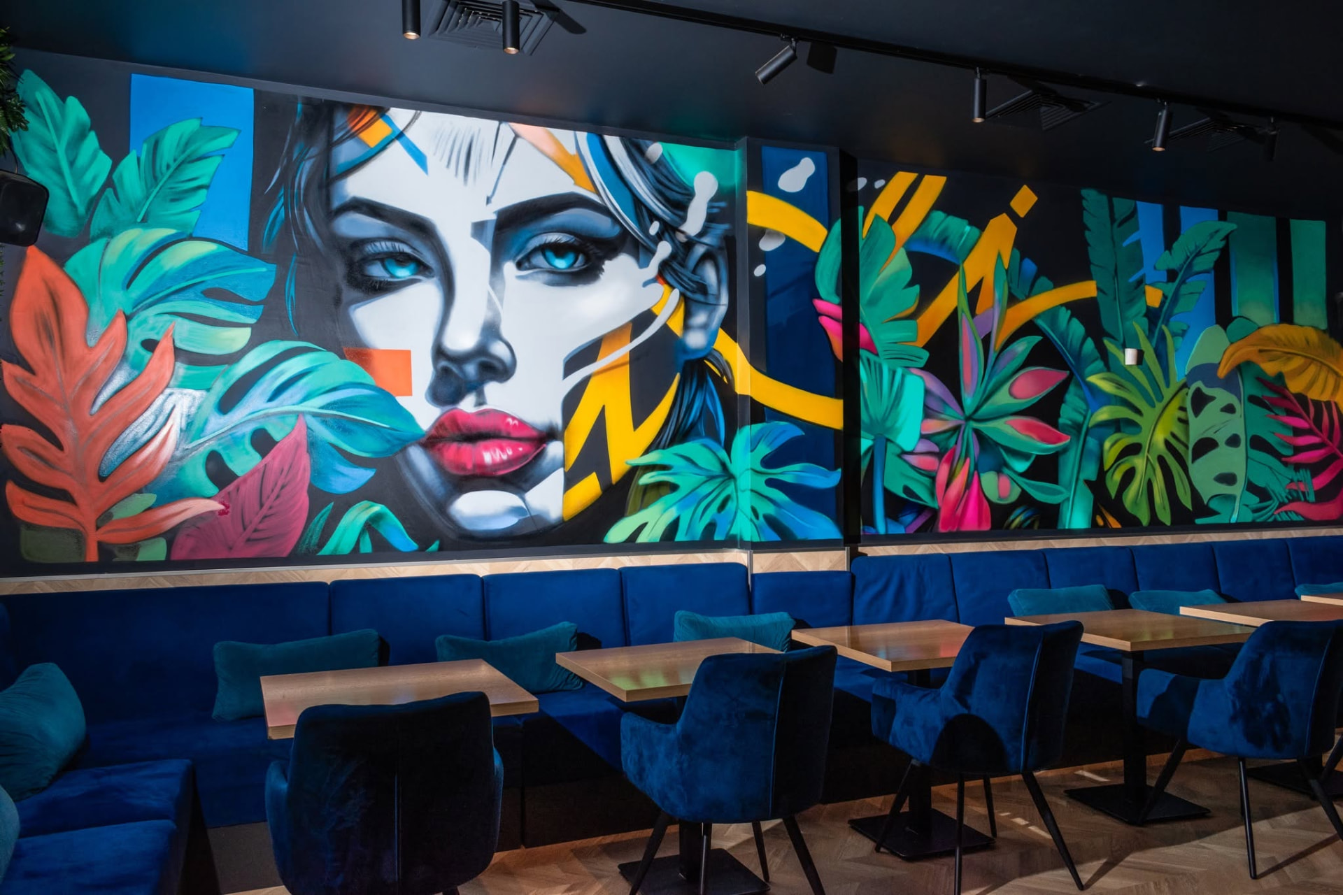 Ърбан стенопис с портрет и тропически листа в Lofe Cafe, Сливен
