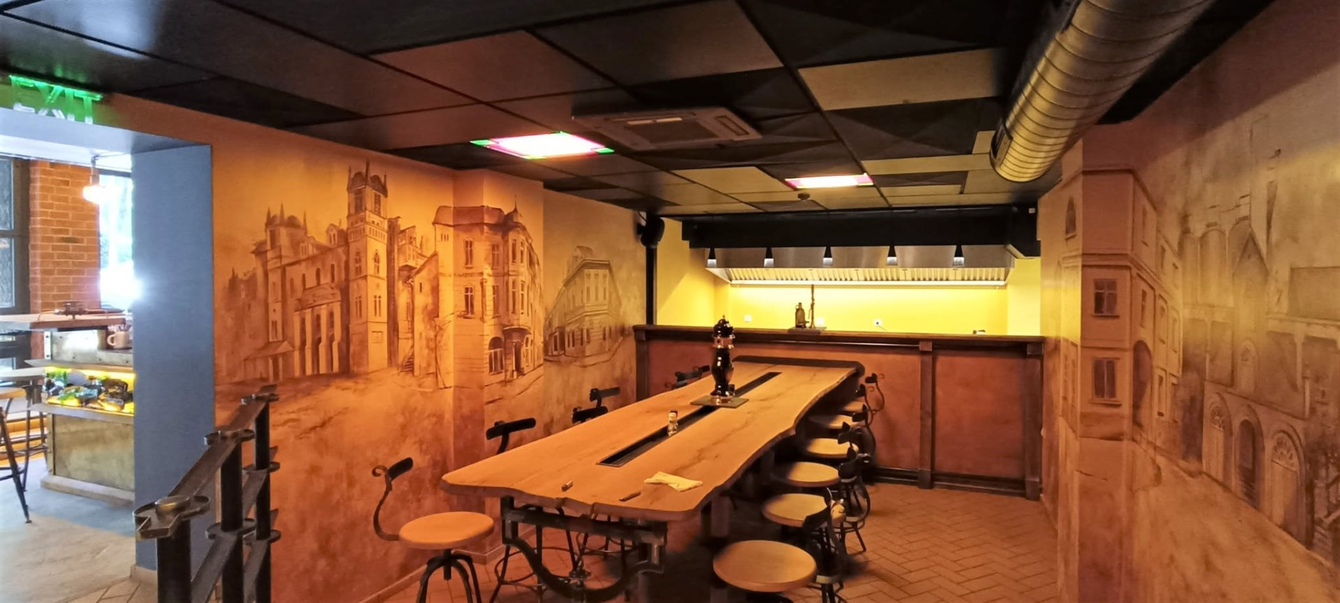 Стенопис в сепия със староградска архитектура в Ale House, София