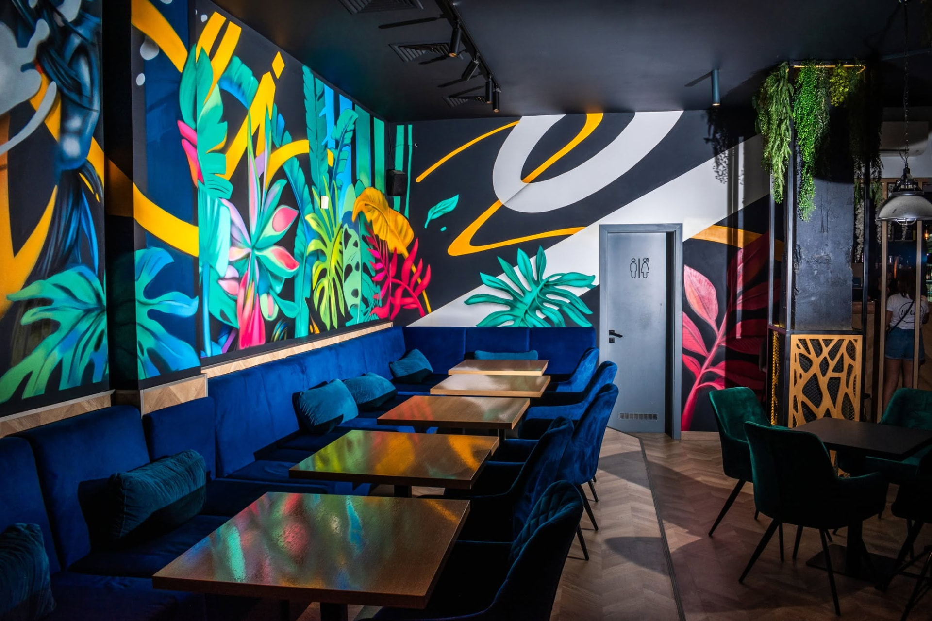 Цветен ърбан стенопис в интериора на Lofe Cafe, Сливен